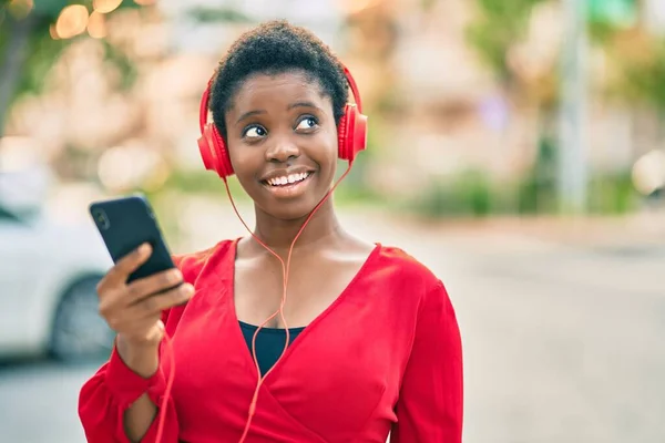 Jovem Afro Americana Sorrindo Feliz Usando Smartphone Fones Ouvido Cidade — Fotografia de Stock