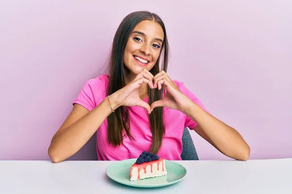 Jonge Spaanse Vrouw Die Cheesecake Eet Zittend Tafel Glimlachend Liefde — Stockfoto