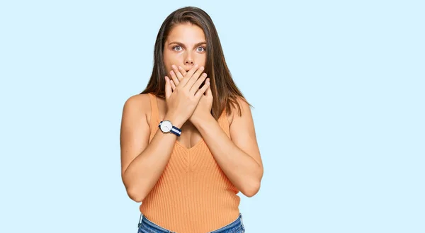 カジュアルな服を着た若い白人女性は間違いのために手で口を覆いショックを受けた 秘密の概念 — ストック写真