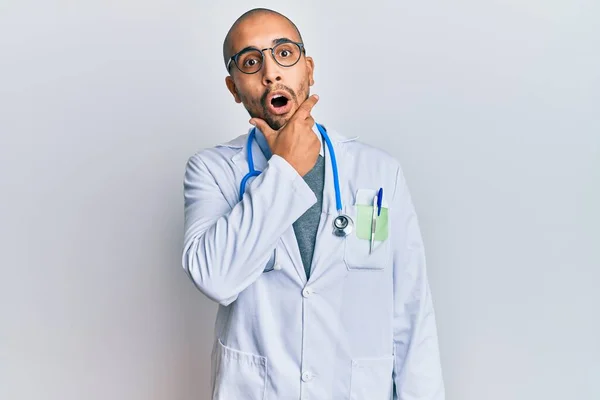 Hombre Adulto Hispano Vistiendo Uniforme Médico Estetoscopio Que Fascinado Con —  Fotos de Stock
