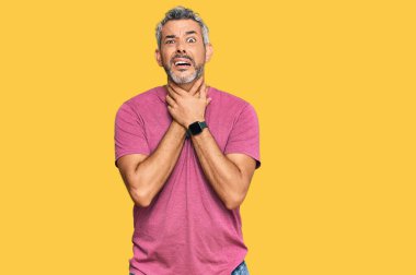 Orta yaşlı, gri saçlı, günlük giysiler içinde bağıran bir adam boğularak can çekişiyor. Sağlık problemi. Boğulma ve intihar konsepti. 