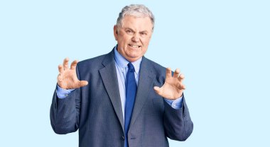 Yaşlı, gri saçlı, iş ceketi giyen, komik gülümseyen, kedi gibi pençeli, agresif ve seksi bir ifade sergileyen adam. 