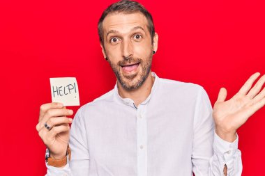 Genç yakışıklı adam, başarıyı mutlu bir gülümsemeyle ve kazanan bir ifadeyle kutlarken elini kaldırarak hatırlatır. 