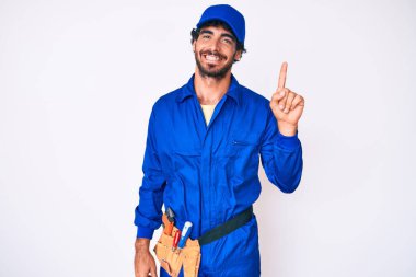 Kıvırcık saçlı ve ayı postu giyen yakışıklı genç adam başarılı bir fikirle işaret ediyor. Heyecanlı ve mutlu. Bir numara.. 