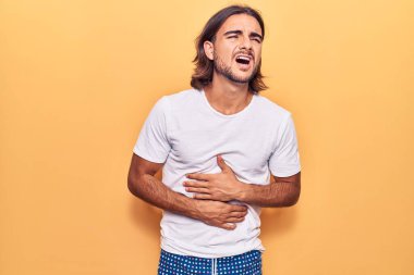 Mide bulantısı, acı verici bir hastalık yüzünden sıradan kıyafetler giyen genç yakışıklı bir adam. Ağrı kavramı. 