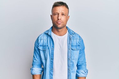 Sıradan kot ceket giyen yakışıklı kaslı adam depresyonda ve sıkıntıdan korkuyor, sinirli ve korkmuş. hüzünlü ifade. 