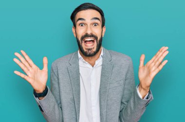 İş kıyafetleri giymiş genç bir İspanyol çılgın ve başarıyı kollarını kaldırıp heyecanla haykırarak kutluyor. Kazanan konsept 