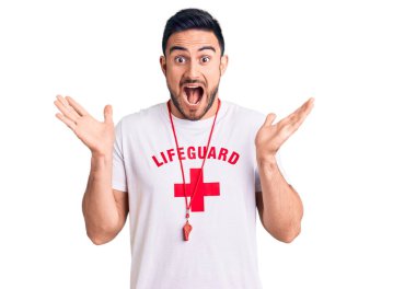 Cankurtaran üniforması giyen genç yakışıklı adam deliliği kutluyor ve başarıya hayret içinde kollarını kaldırmış, gözlerini açmış heyecanlı bir şekilde haykırıyor. Kazanan konsept 