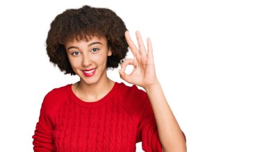 Gündelik kıyafetler giyen, gülümseyen genç İspanyol kız el ve parmaklarıyla 