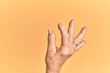 Beyazlar sarı arka planı ele geçirip görünmez nesneleri alıyorlar. Parmakları yer gösteren nesneleri tutuyorlar. 