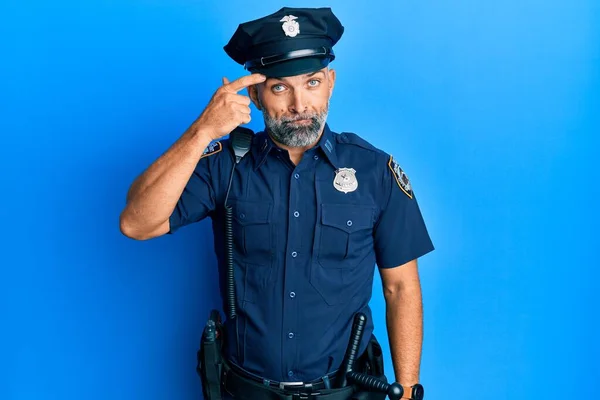 Hombre Guapo Mediana Edad Vistiendo Uniforme Policía Señalando Infeliz Espinilla —  Fotos de Stock
