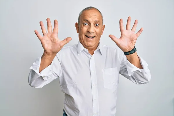 Hezký Starší Muž Běžné Bílé Košili Ukazuje Ukazuje Prsty Číslo — Stock fotografie