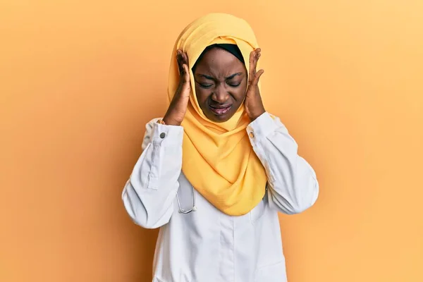 Belle Jeune Femme Africaine Portant Uniforme Médecin Hijab Avec Main — Photo