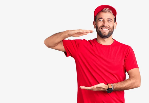 Homem Loiro Bonito Jovem Vestindo Shirt Boné Gesticular Com Mãos — Fotografia de Stock