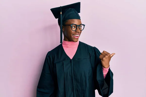 Młoda Afroamerykanka Czapce Szacie Rozdania Dyplomów Uśmiecha Się Uśmiechem Twarzy — Zdjęcie stockowe