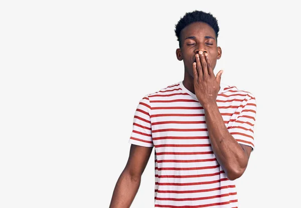 Молодой Африканский Американец Обычной Одежде Скучает Зевая Усталый Закрывающий Рот — стоковое фото