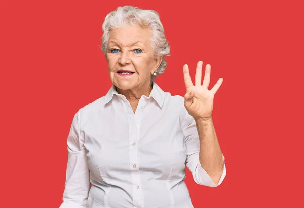 Idősebb Ősz Hajú Alkalmi Ruhában Mutatva Mutatva Negyedik Ujjal Miközben — Stock Fotó