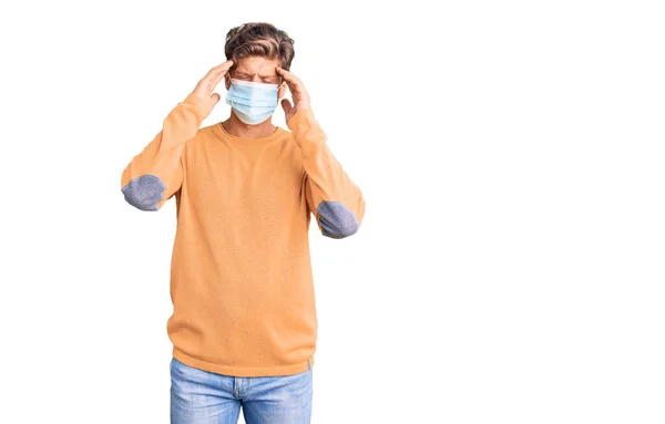 Ung Stilig Man Bär Medicinsk Mask Lider Huvudvärk Desperat Och — Stockfoto