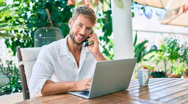 Terasta Oturan Yakışıklı Beyaz Adam Evde Bilgisayarla Çalışıyor Telefonla Konuşuyor — Stok fotoğraf