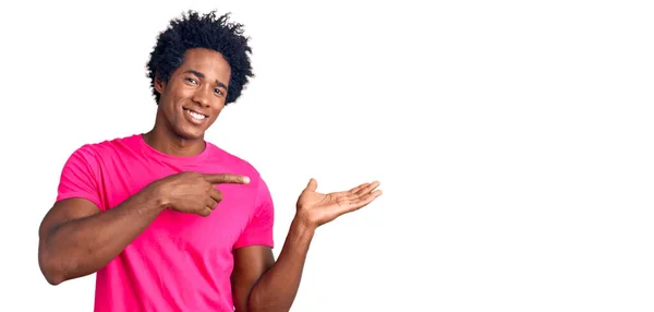 Hombre Afroamericano Guapo Con Pelo Afro Vistiendo Una Camiseta Rosa —  Fotos de Stock