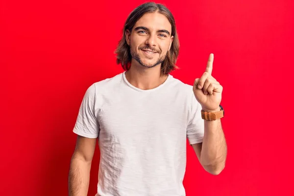 Jovem Homem Bonito Vestindo Roupas Casuais Mostrando Apontando Para Cima — Fotografia de Stock