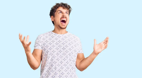 Homem Bonito Jovem Com Cabelo Encaracolado Vestindo Roupas Casuais Loucos — Fotografia de Stock