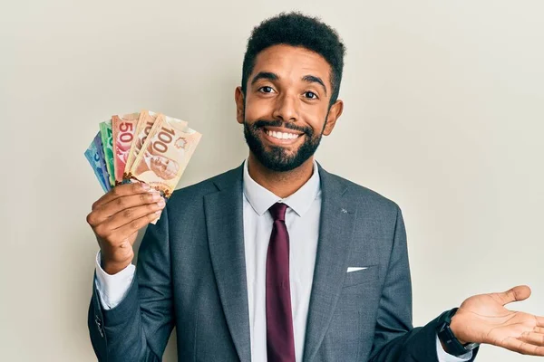 Hombre Negocios Hispano Guapo Con Barba Sosteniendo Dólares Canadienses Celebrando — Foto de Stock