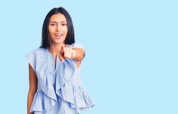 Jovem Bela Menina Latina Vestindo Roupas Casuais Apontando Descontente Frustrado — Fotografia de Stock