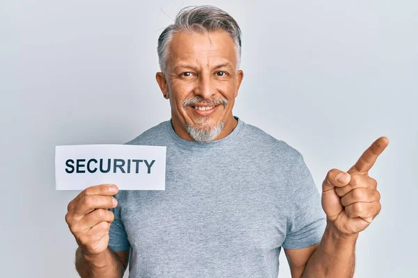 Hombre Pelo Gris Mediana Edad Sosteniendo Papel Palabra Seguridad Sonriendo —  Fotos de Stock