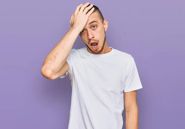 Jovem Hispânico Vestindo Camisa Branca Casual Surpreso Com Mão Cabeça — Fotografia de Stock