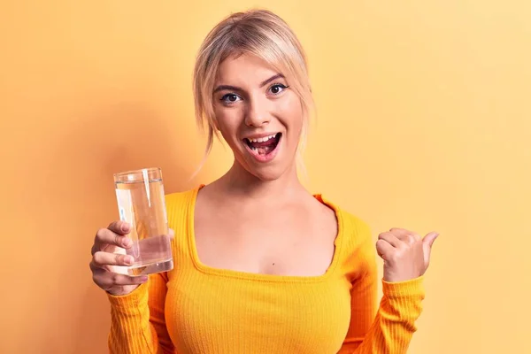 Jong Mooi Blond Vrouw Drinken Glas Water Geïsoleerde Gele Achtergrond — Stockfoto