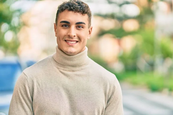 Joven Hispano Sonriendo Feliz Pie Ciudad —  Fotos de Stock