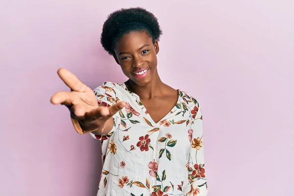 Junge Afrikanisch Amerikanische Mädchen Lässiger Kleidung Lächeln Freundlich Und Reichen — Stockfoto