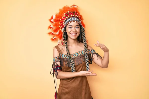 Jong Mooi Latijn Meisje Draagt Indiaans Kostuum Gebaren Met Handen — Stockfoto