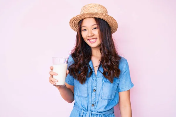 年轻美丽的中国姑娘头戴夏帽 拿着一杯牛奶 面带微笑 面带微笑 面带微笑 面带微笑 — 图库照片