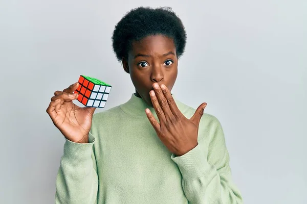 Jong Afrikaans Amerikaans Meisje Spelen Kleurrijke Puzzelkubus Intelligentie Spel Met — Stockfoto