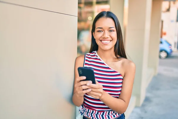 Jovem Menina Latina Sorrindo Feliz Usando Smartphone Cidade — Fotografia de Stock