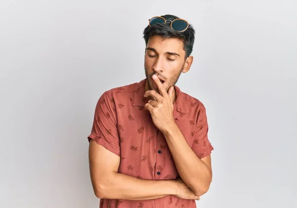 Mladý Pohledný Muž Neformálním Letním Oblečení Znuděně Zívl Unaveně Zakryl — Stock fotografie
