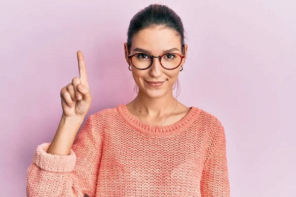 Jonge Blanke Vrouw Draagt Casual Kleding Bril Tonen Wijzen Met — Stockfoto