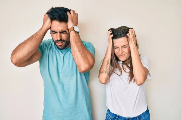 Bela Jovem Casal Namorado Namorada Juntos Sofrendo Dor Cabeça Desesperada — Fotografia de Stock