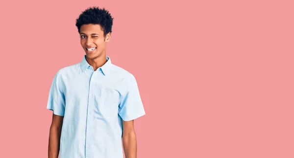 Jovem Afro Americano Vestindo Roupas Casuais Piscando Olhando Para Câmera — Fotografia de Stock