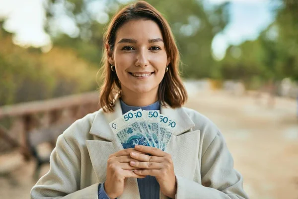 Giovane Donna Ispanica Sorridente Felice Tenuta Polacco Banconote Zloty Parco — Foto Stock