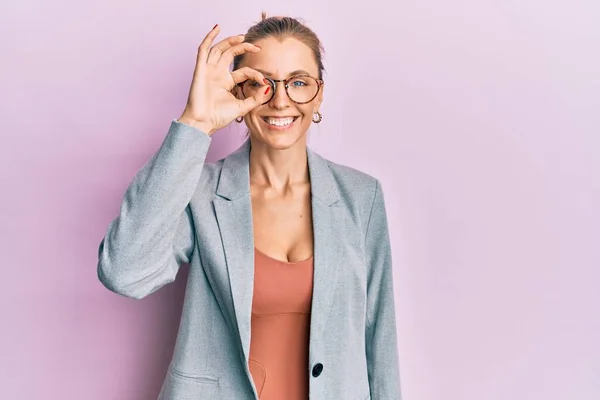 Vacker Kaukasiska Kvinna Bär Business Jacka Och Glasögon Gör Gest — Stockfoto