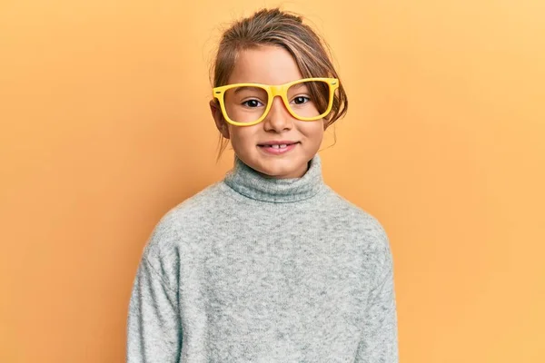 Klein Mooi Meisje Dragen Casual Kleding Gele Bril Kijken Positief — Stockfoto