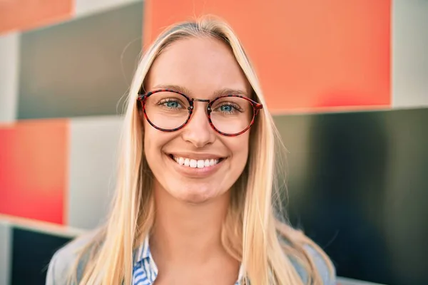 Jong Blond Zakenvrouw Glimlachen Gelukkig Wandelen Naar Stad — Stockfoto