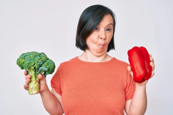 Donna Bruna Con Sindrome Che Tiene Broccoli Peperoncino Rendendo Faccia — Foto Stock