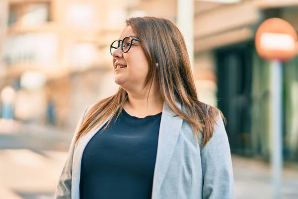 Giovane Ispanica Size Donna Affari Sorridente Felice Piedi Alla Città — Foto Stock