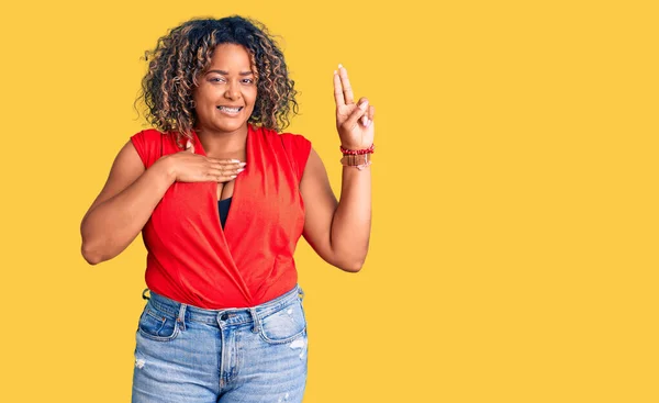 Jovem Afro Americana Size Mulher Vestindo Estilo Casual Com Camisa — Fotografia de Stock