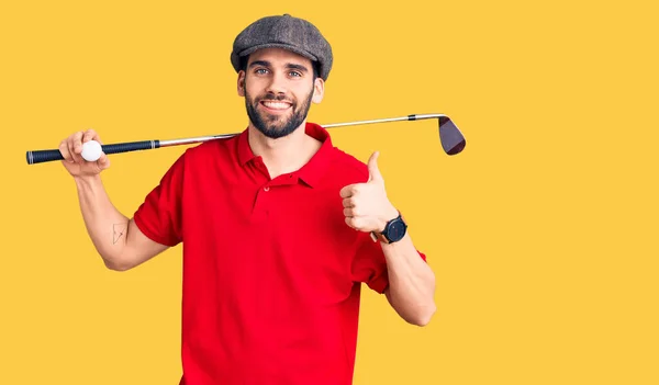 Fiatal Jóképű Férfi Szakállal Golfozó Klub Labda Mosolygós Boldog Pozitív — Stock Fotó