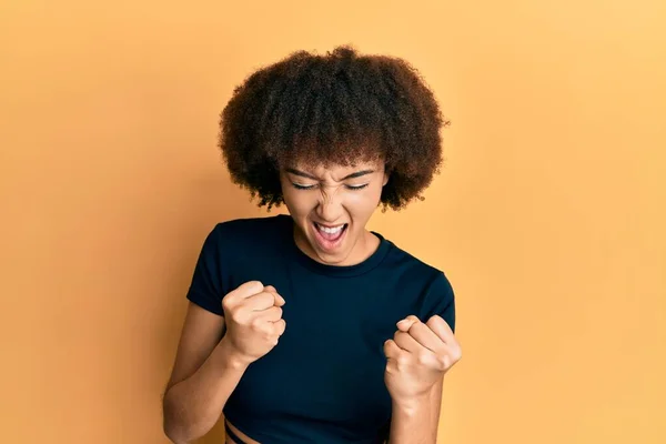 Jong Hispanic Meisje Dragen Casual Kleding Vieren Verrast Verbaasd Voor — Stockfoto